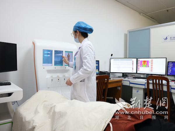 医生为患者进行电生理治疗.JPG
